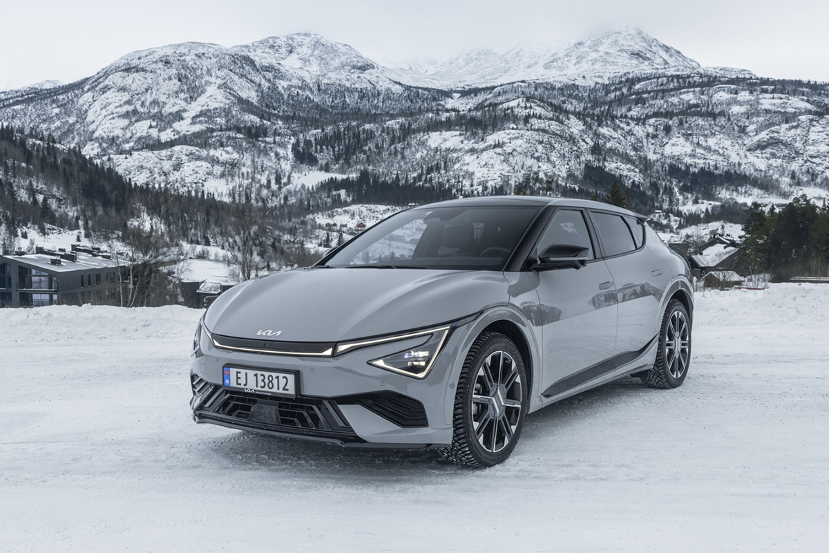 Kia EV6 Long Range AWD i "wolf gray"  lakk foran snødekte fjell