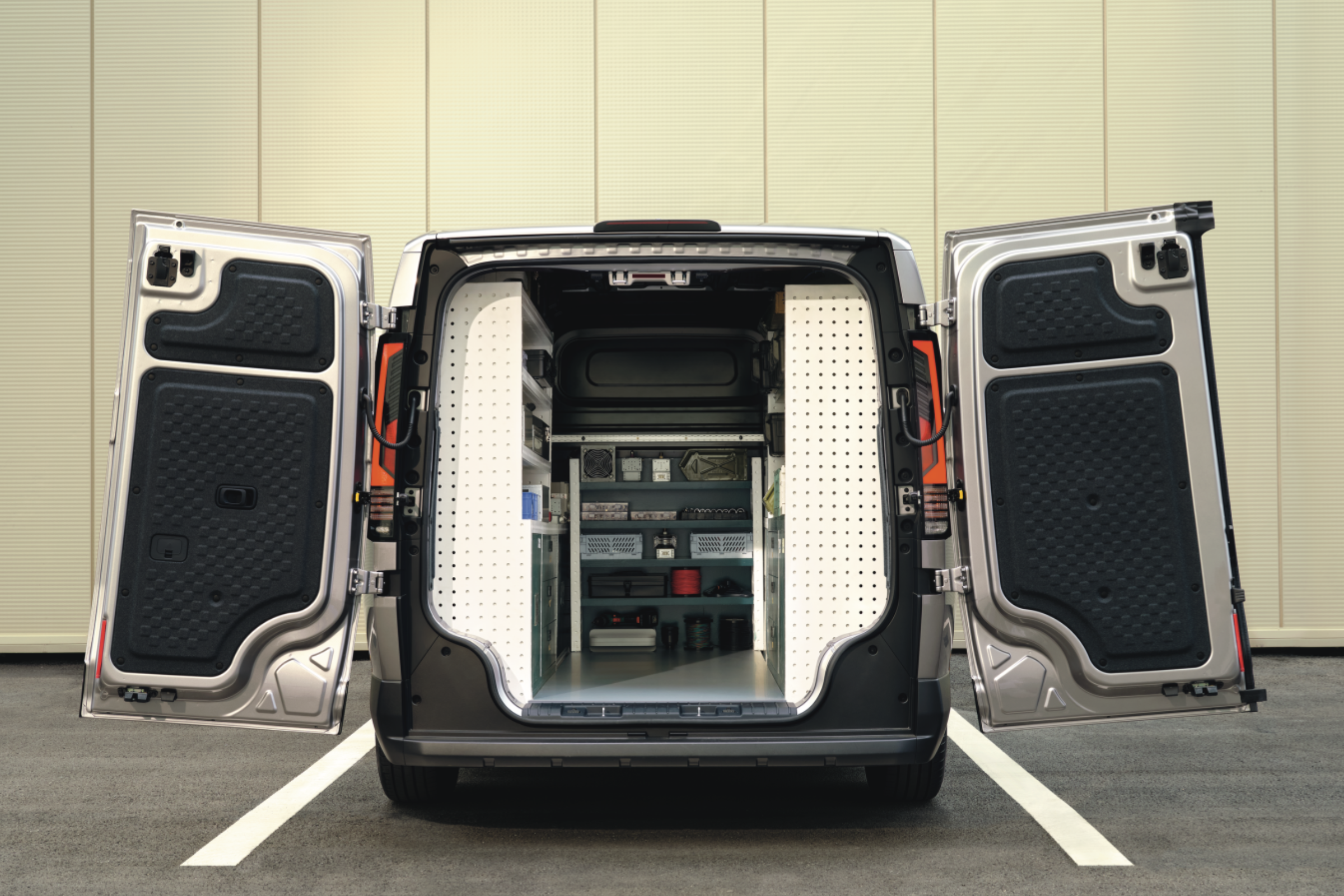 Kia PBV Varebil sett bakfra med åpne bakdører