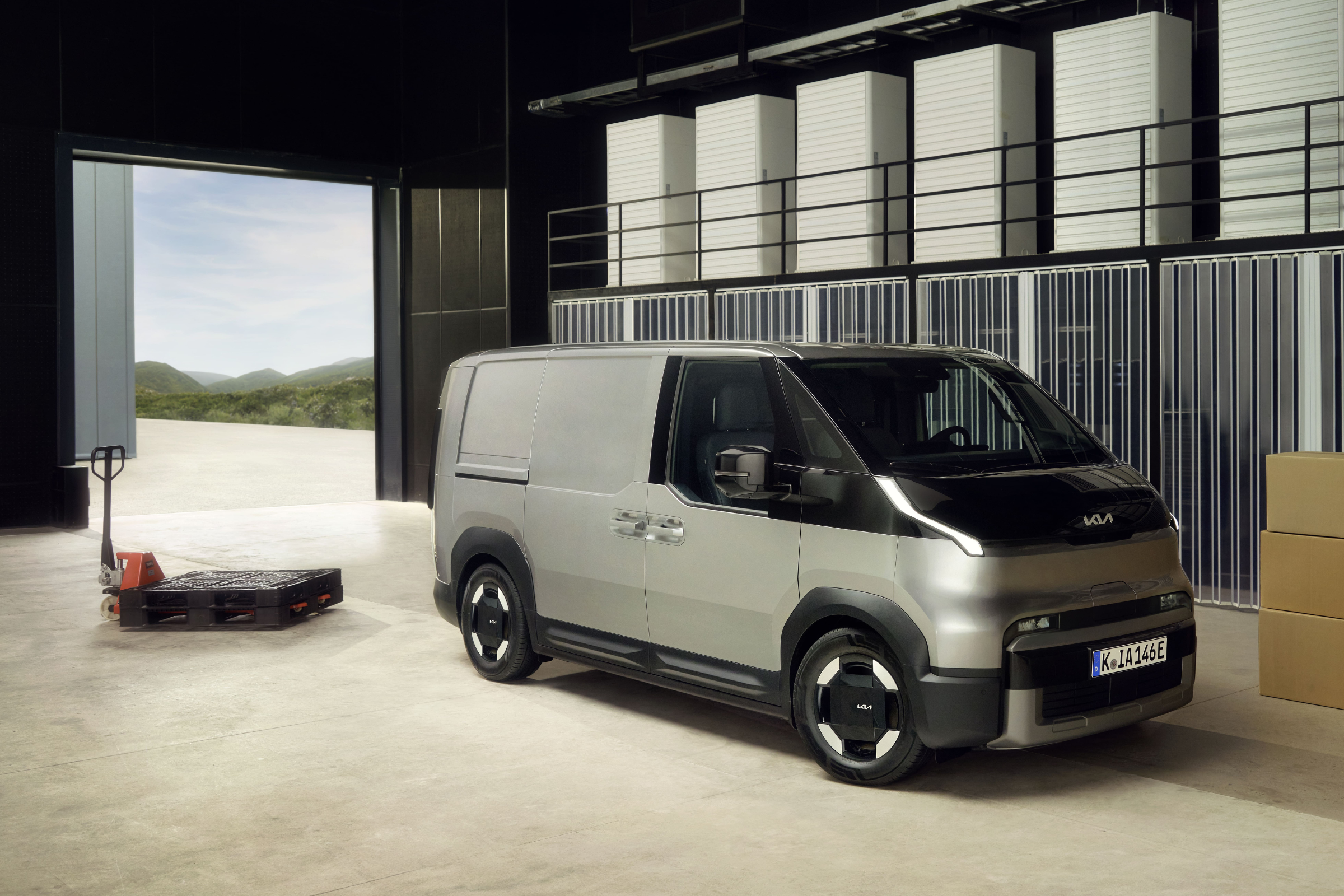 Kia PV5 Long Range sett inne på et lager