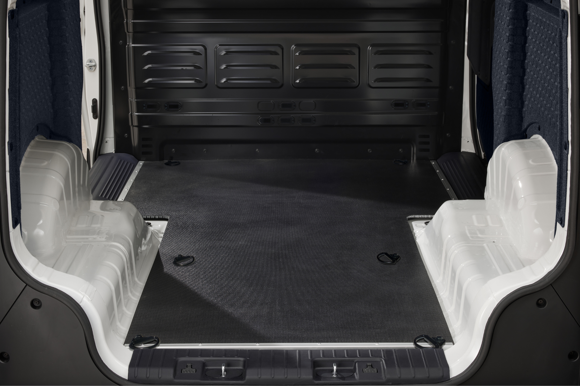 Varerom på Kia Pv5 med gulvkledning og lastekroker