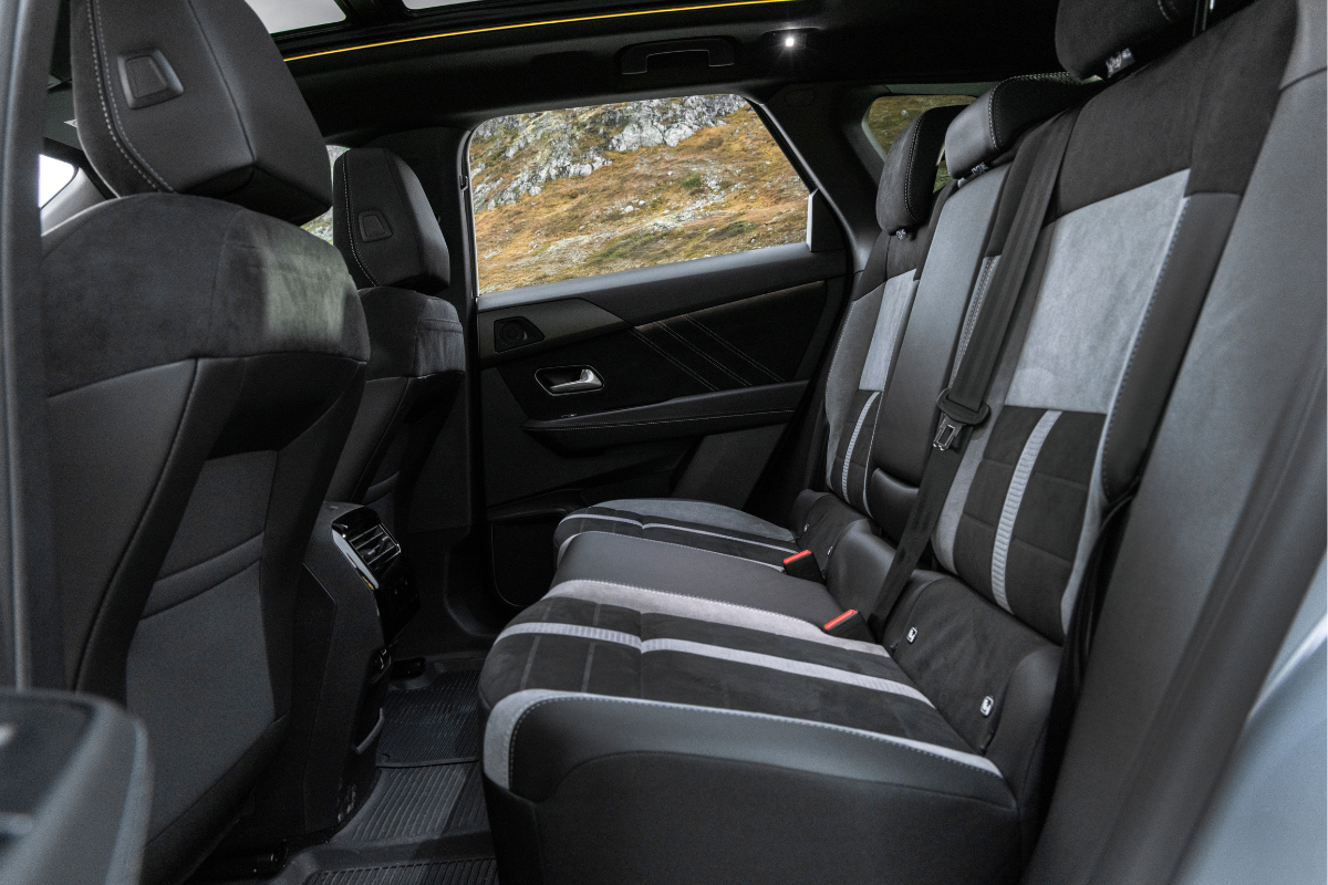 Romslige bakseter og god takhøyde i Opel Grandland 4x4