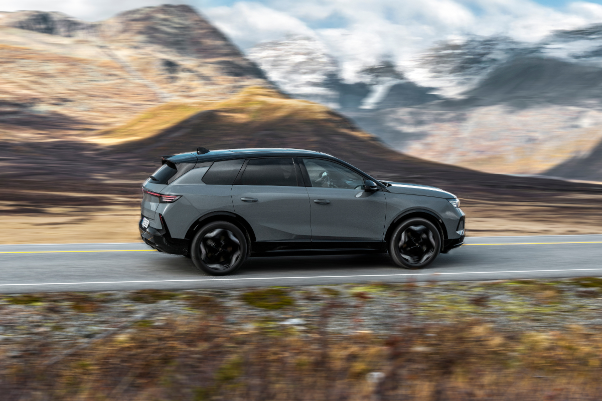 Grandland Electric Ultimate i grå metallic lakk