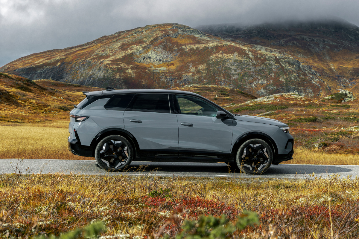 Nye Opel Grandland Electric 4x4 sett fra siden