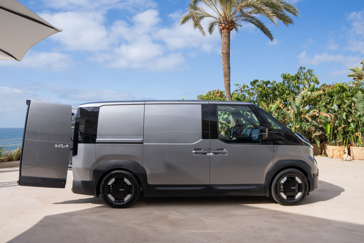 Nye Kia PV5 Varebil sett fra siden