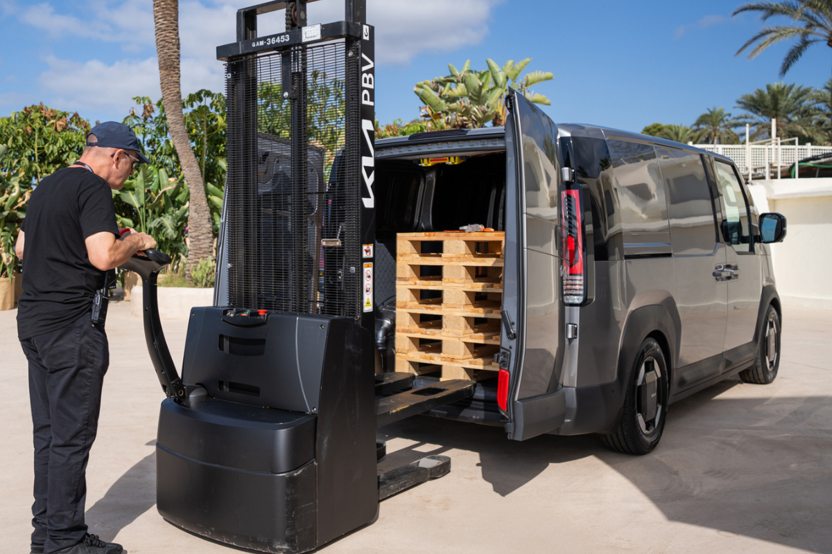 Lasting og lossing i Kia Pv5 varebil