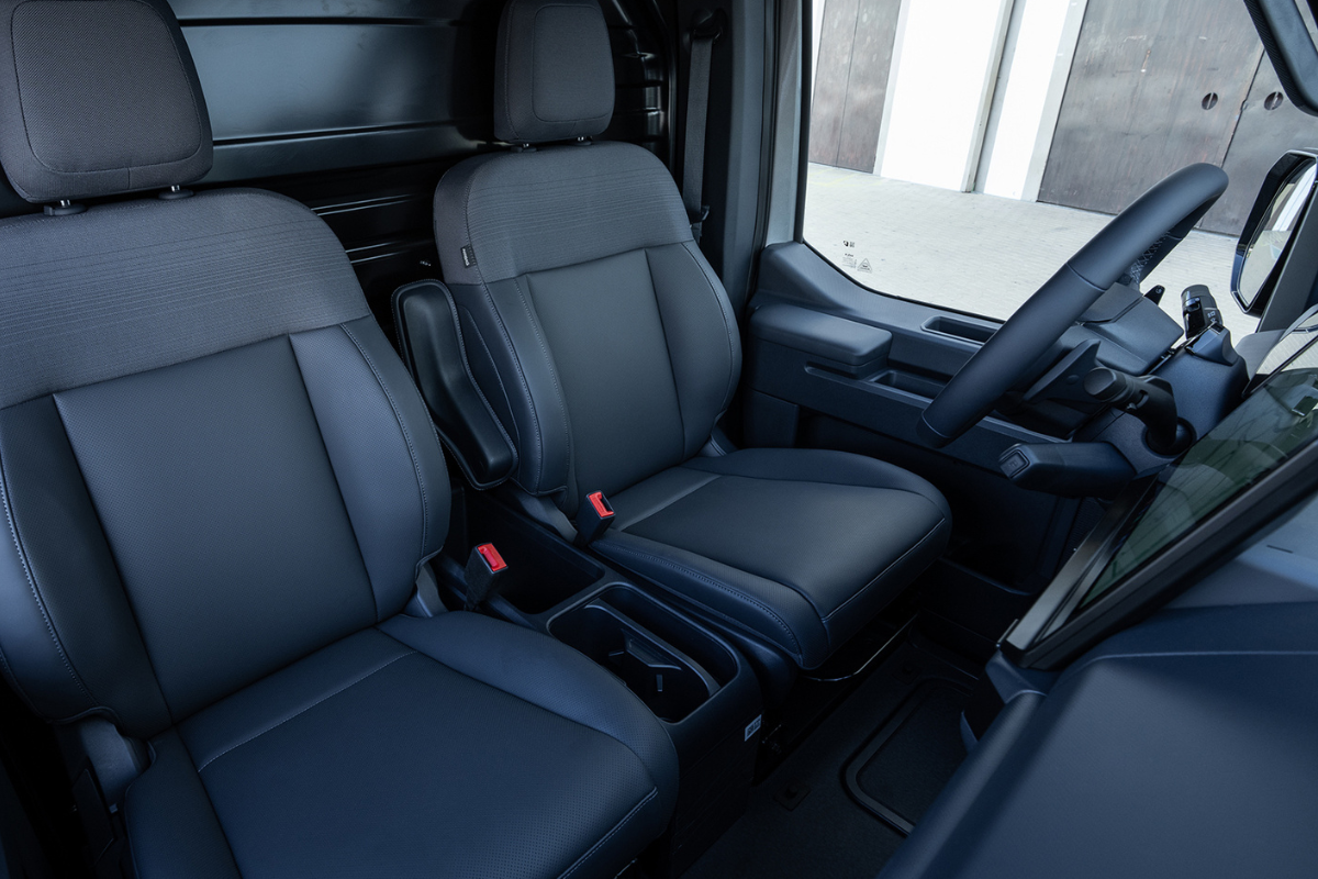 Kia Pv5 interiør med skinnseter