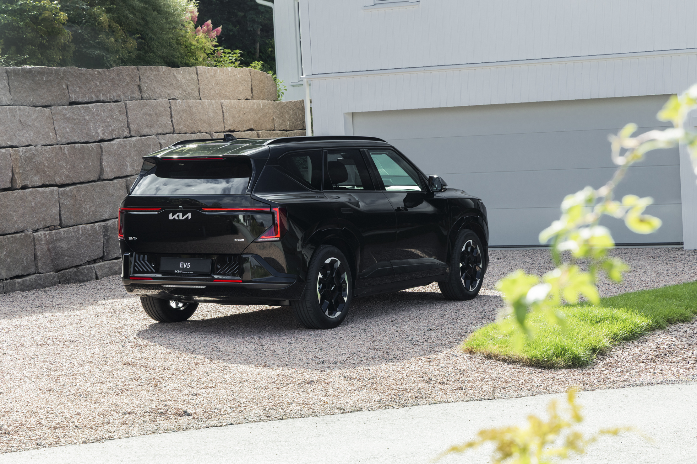 Kia Ev5 i svart metallic lakk