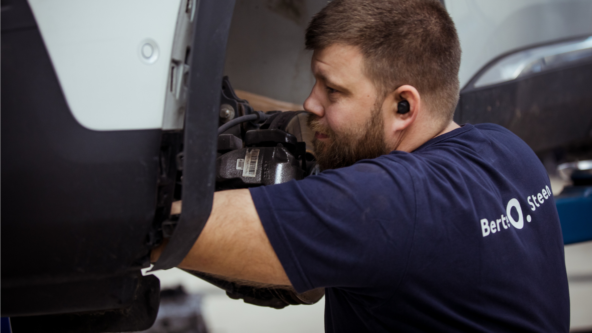 Servicetekniker som demonterer og smører bremser på service