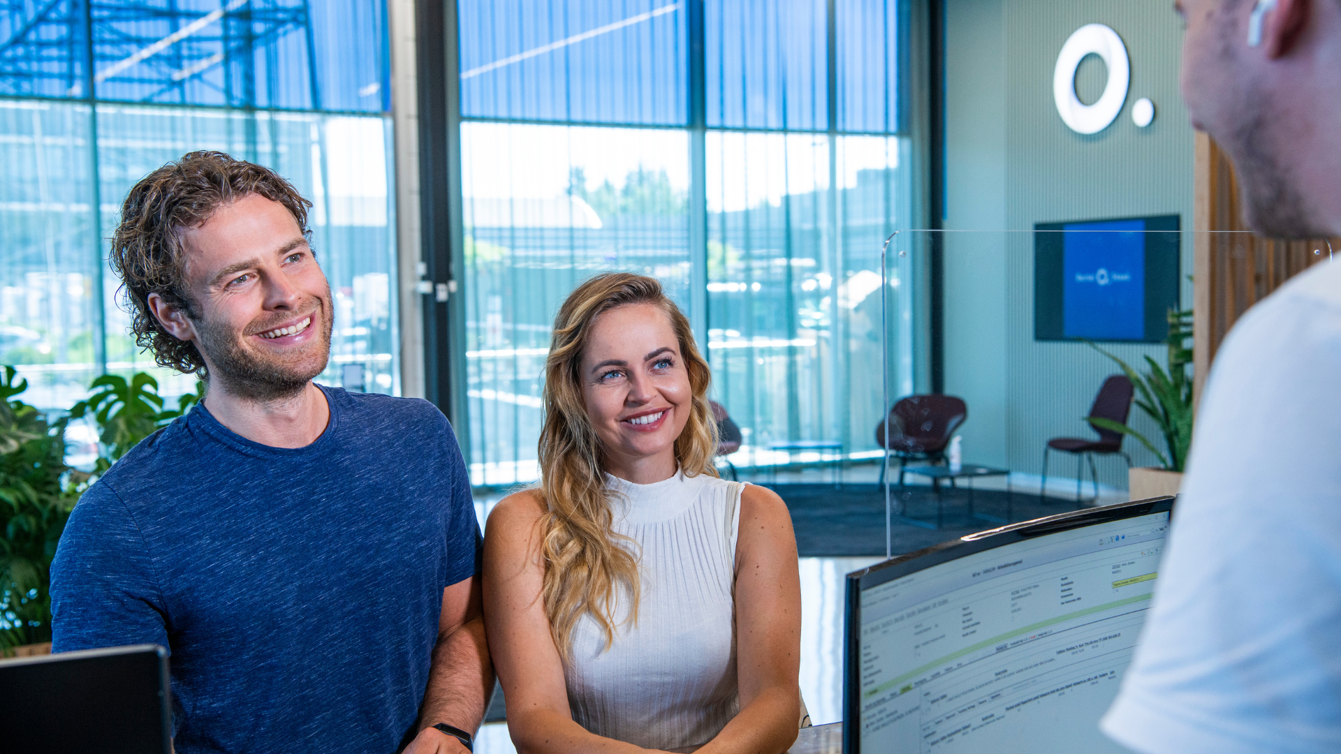 Et ungt par får informasjon om bilservice hos Bertel O. Steen