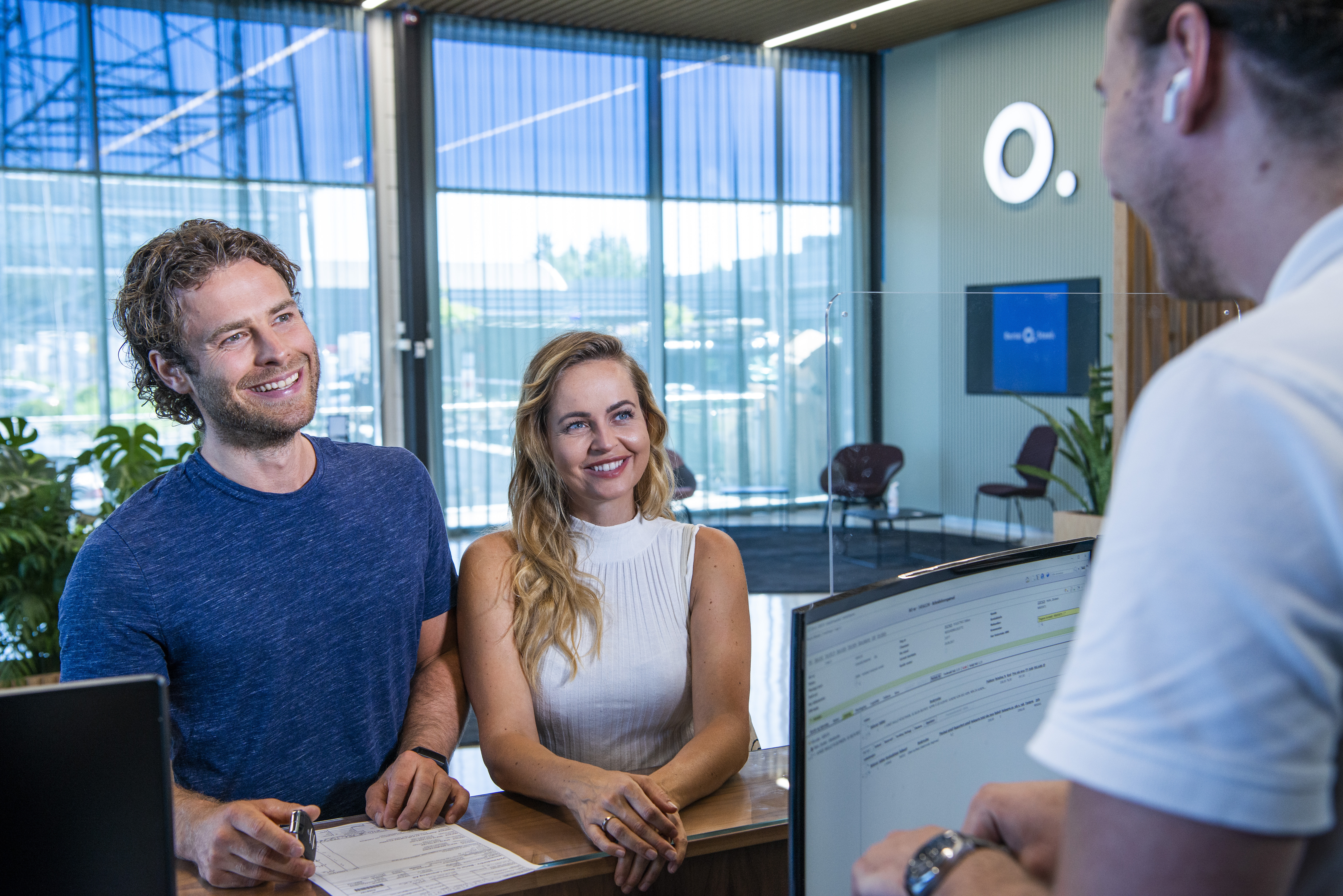 Et par booker service på tilbud hos Bertel O. Steen