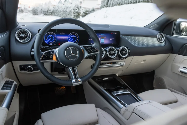 Lyst og beige interiør i nye EQA 300 4MATIC fra Mercedes-Benz