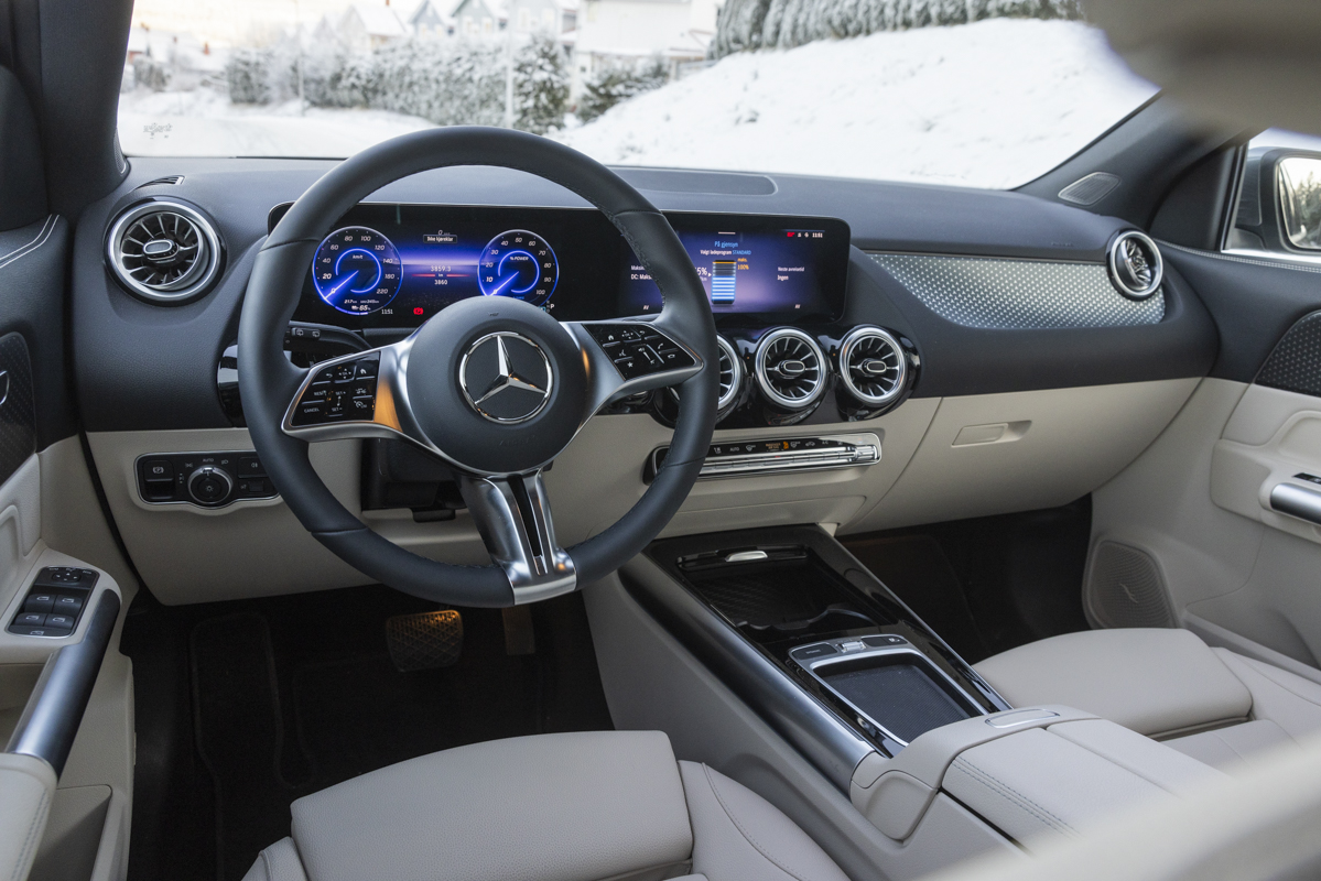 Lyst og beige interiør i nye EQA 300 4MATIC fra Mercedes-Benz