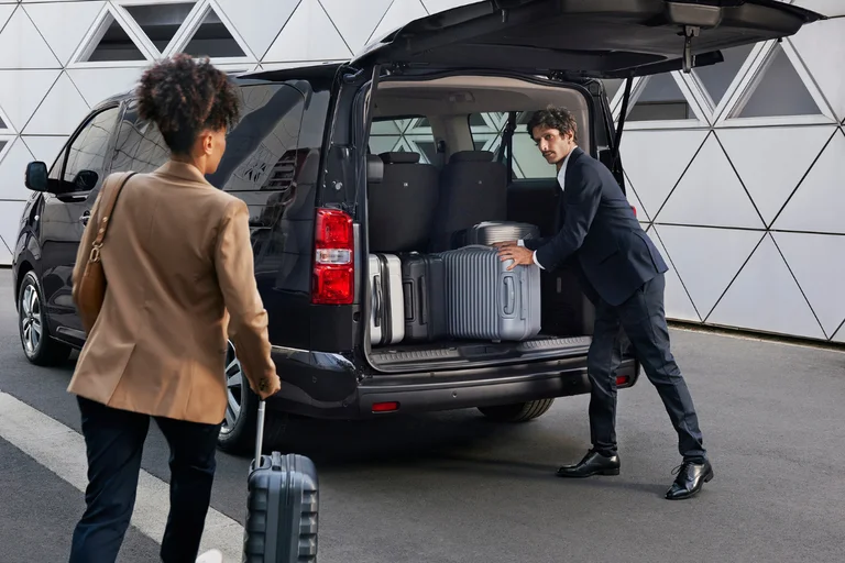 Stort og åpen bagasjerom med kofferter på Citroën Ë-Spacetourer