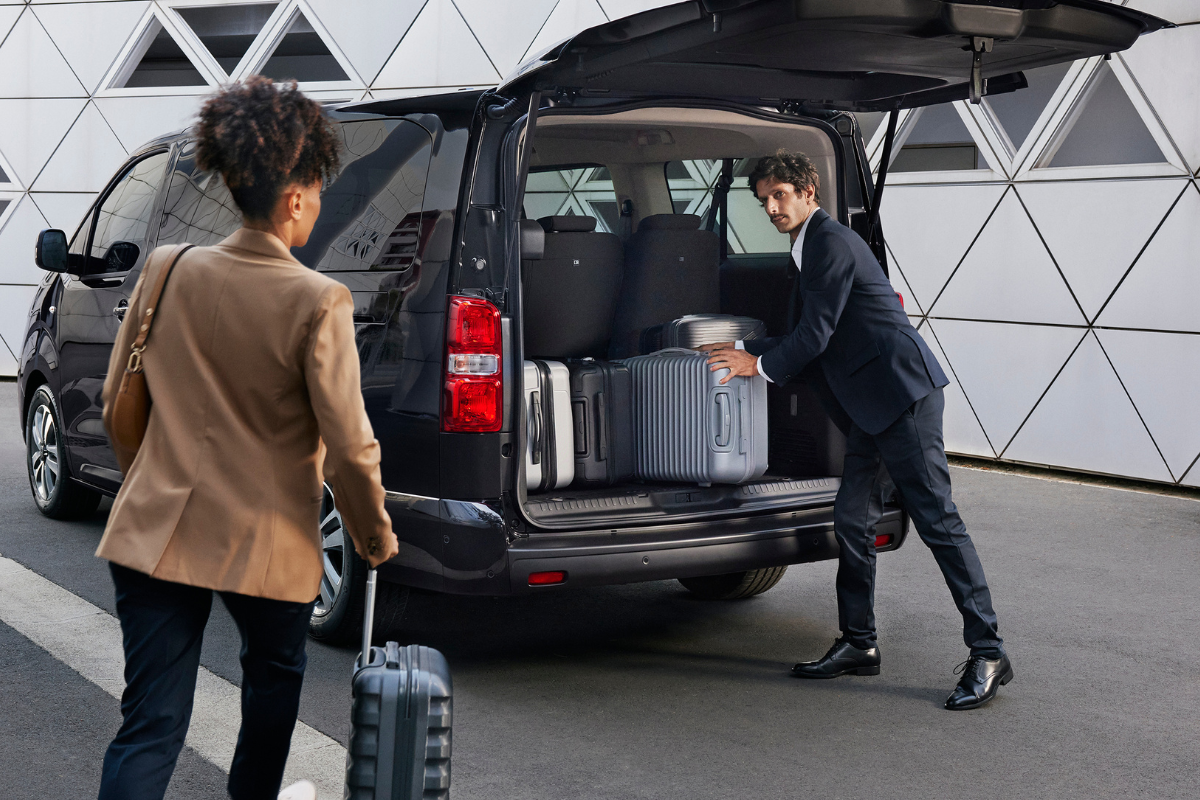 Stort og åpen bagasjerom med kofferter på Citroën Ë-Spacetourer