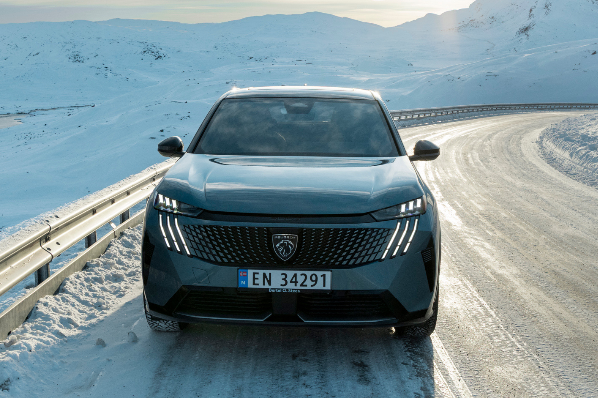 Peugeot E-3008 med grill og LED-lys med løveklør-signatur