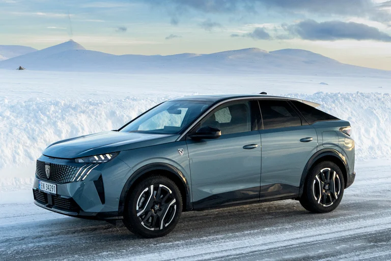 Peugeot E-3008 SUV 4x4 sett fra siden