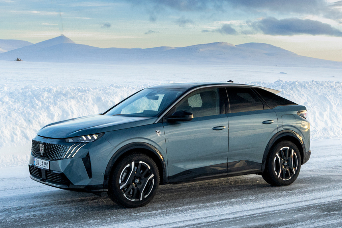 Peugeot E-3008 SUV 4x4 sett fra siden