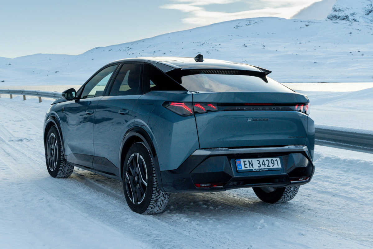 Peugeot E-3008 4x4 sett bakfra