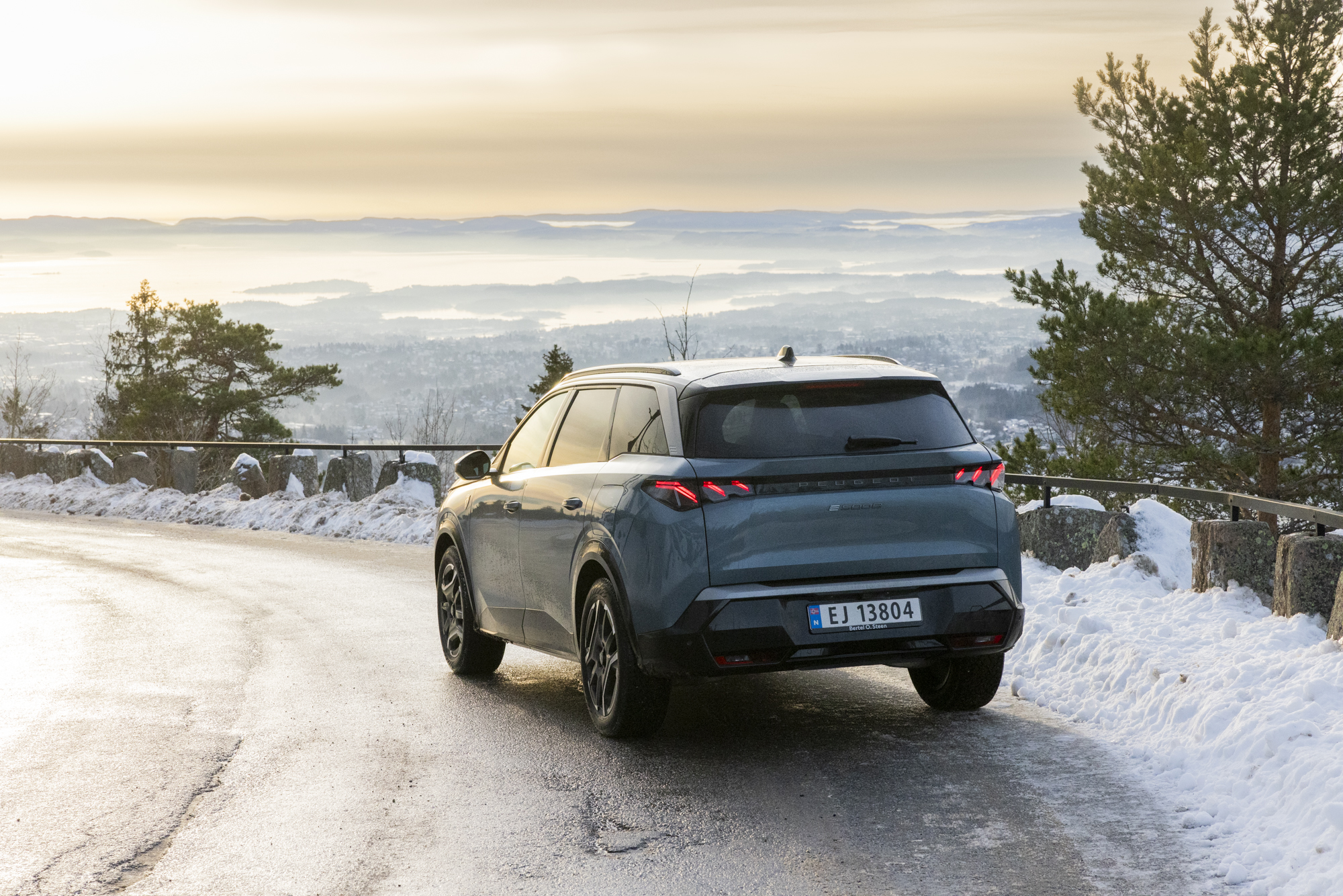Peugeot E-5008 4x4 sett bakfra i vintersola