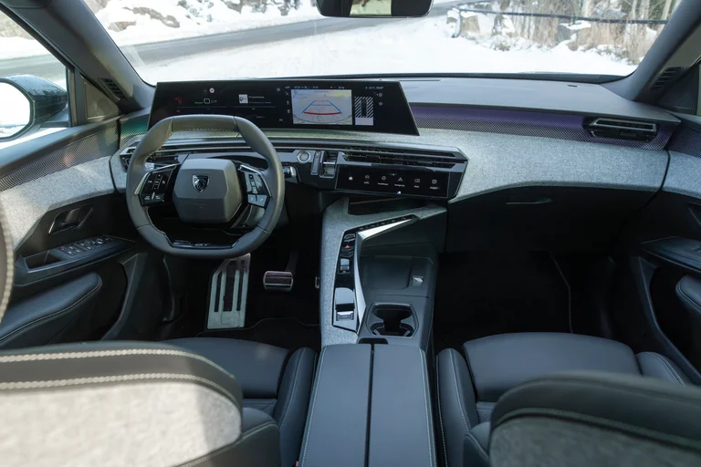 Førermiljø og i-Cockpit på Peugeot E-5008 SUV