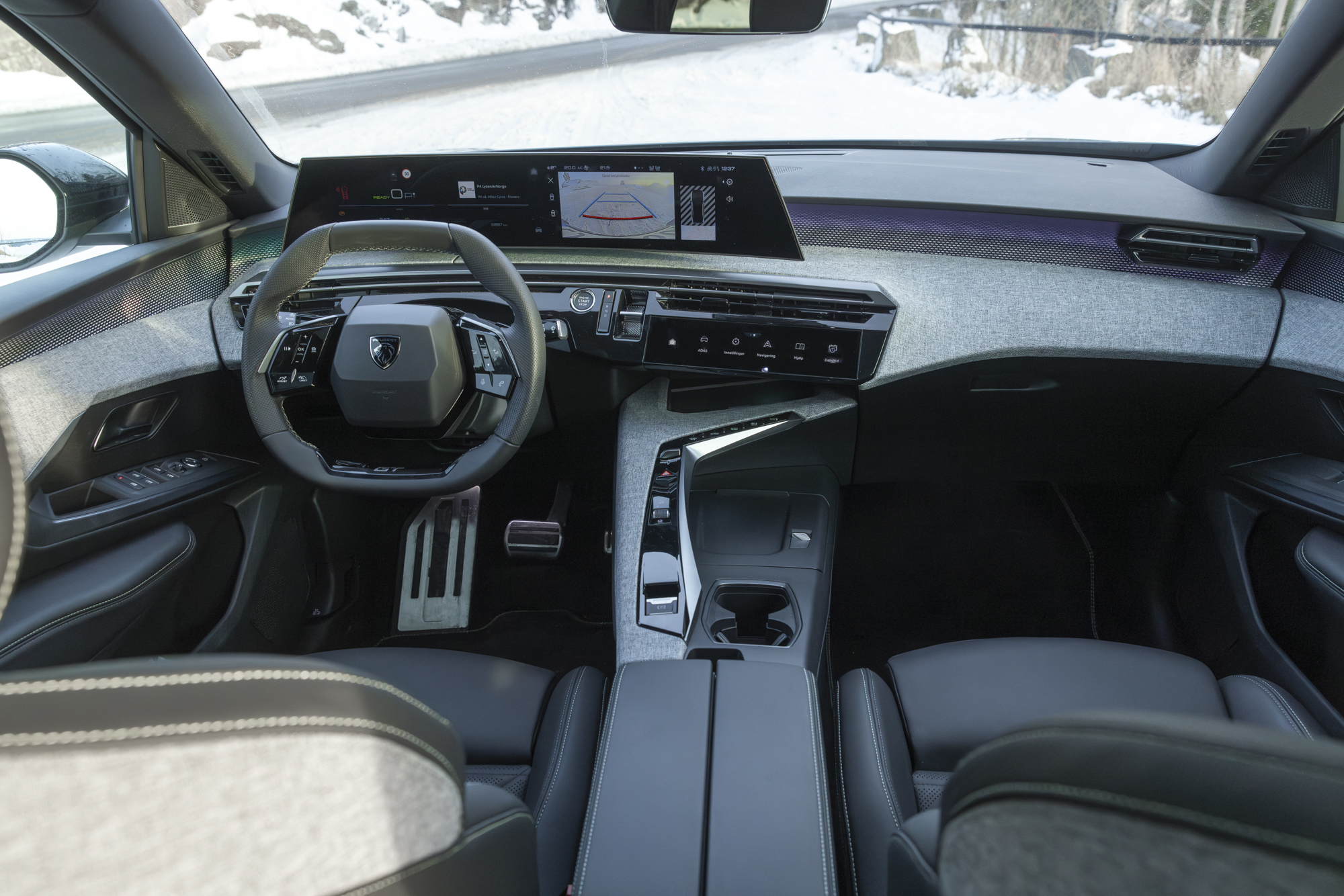 Førermiljø og i-Cockpit på Peugeot E-5008 SUV