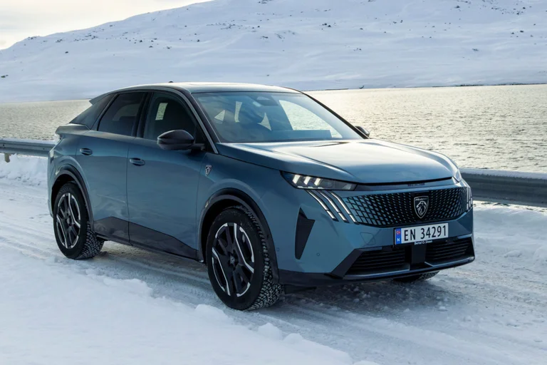 Peugeot E-3008 sett forfra