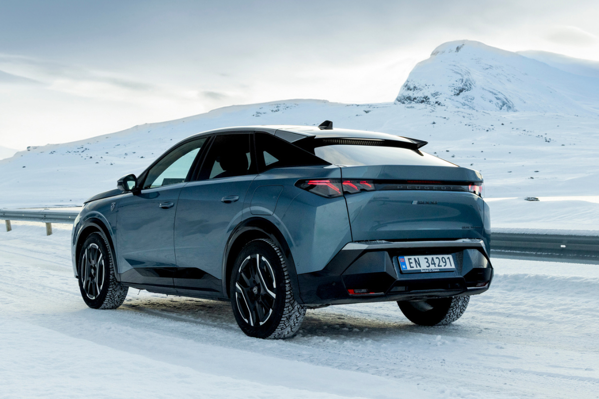 Peugeot E-3008 GT sett bakfra