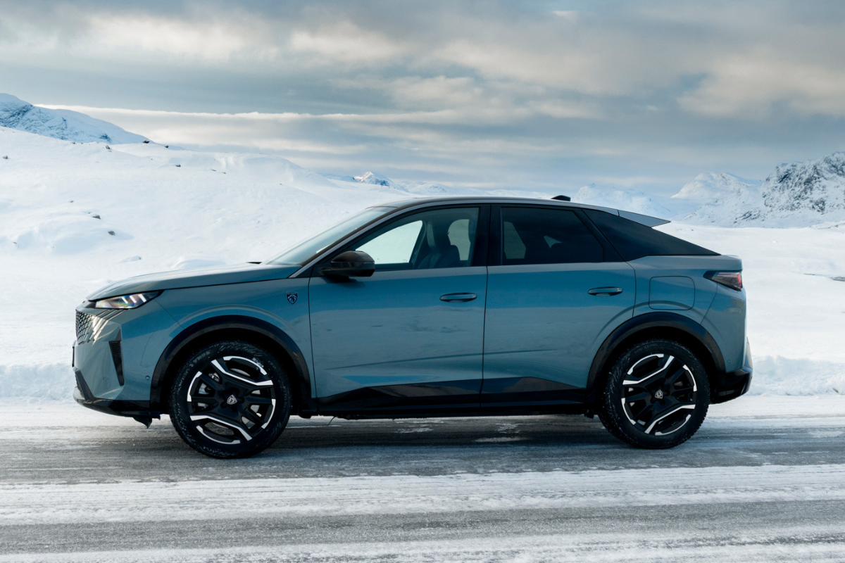 Peugeot E-3008 GT sett fra siden i blå metallic lakk