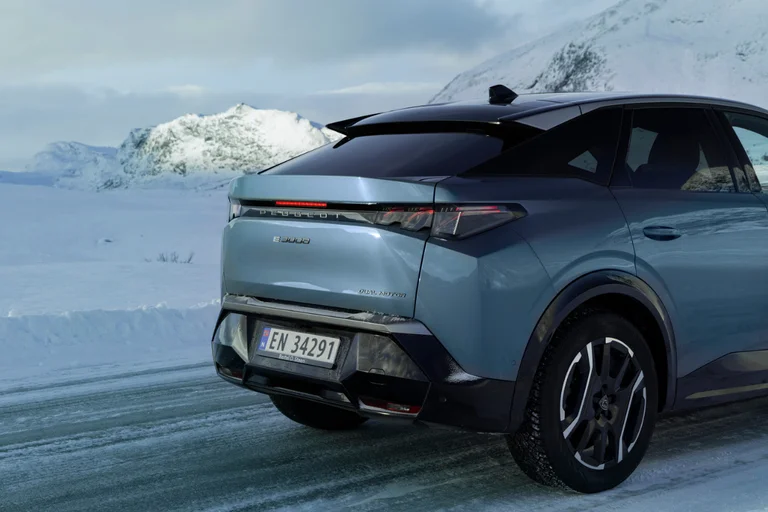 Peugeot E-3008 4x4 GT sett bakfra