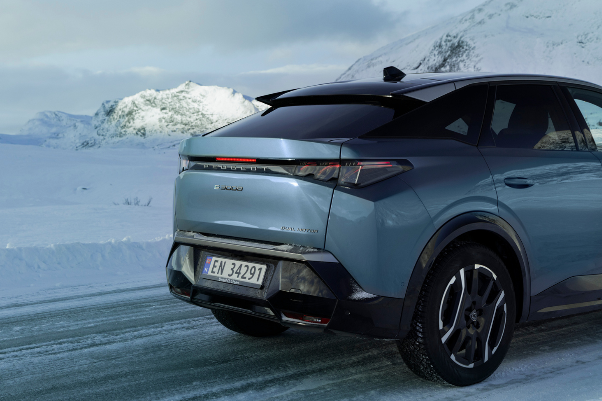 Peugeot E-3008 4x4 GT sett bakfra