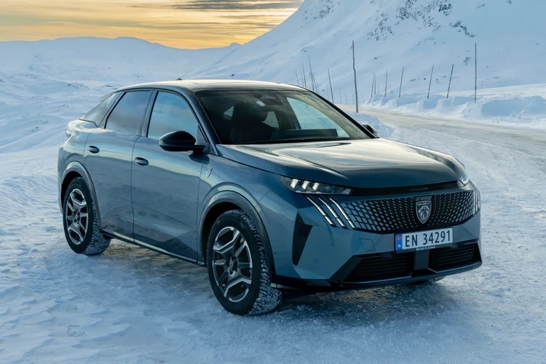 Fronten på Peugeot E-3008 GT