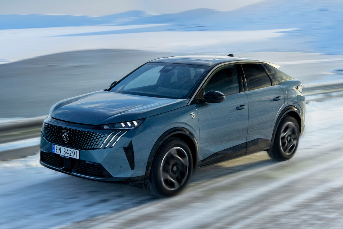 Peugeot E-3008 4x4 i blå metallic lakk