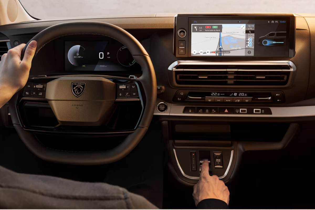 Interiør, ratt og multimedia i Peugeot E-Traveller