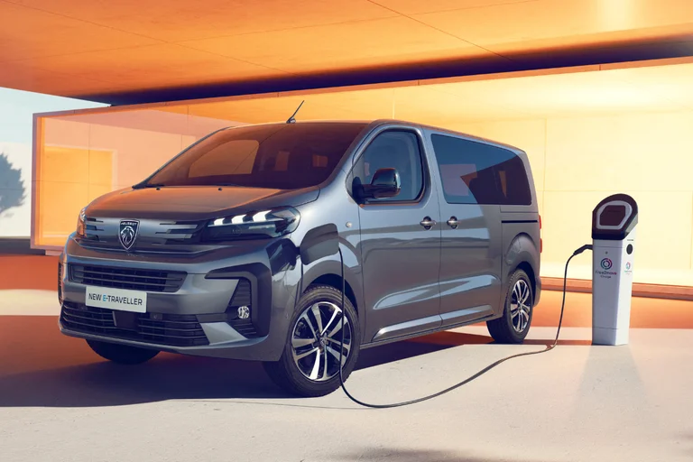 Peugeot E-Traveller som lader med ladeluke foran på siden