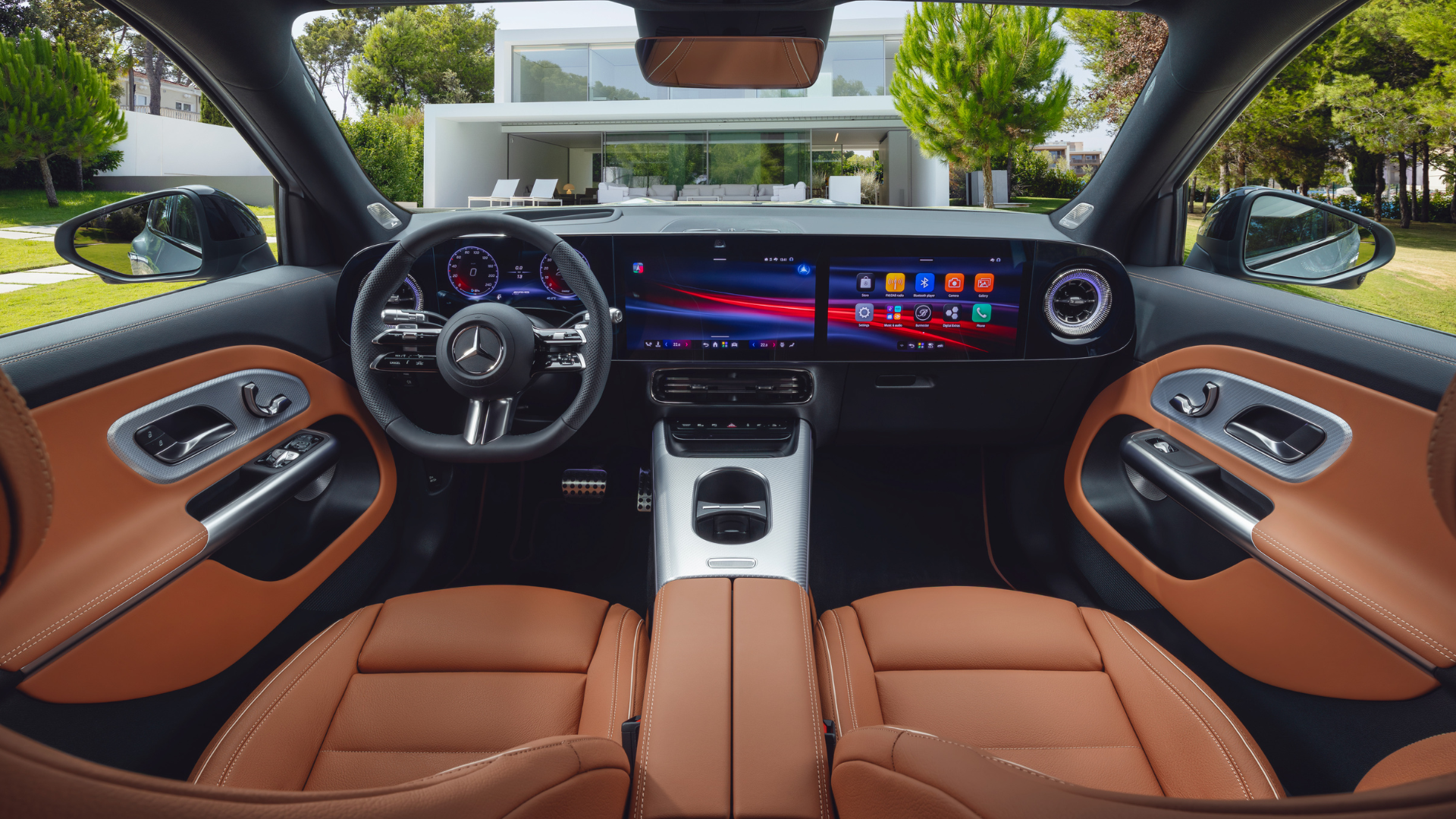 GLB elektrisk interiør med brune skinnseter og MBUX Superscreen
