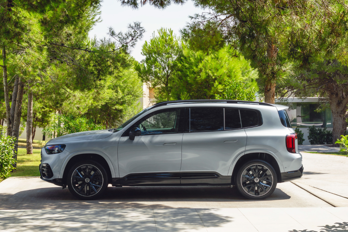 Nye elektriske GLB fra Mercedes-Benz i grå metallic lakk fra siden.