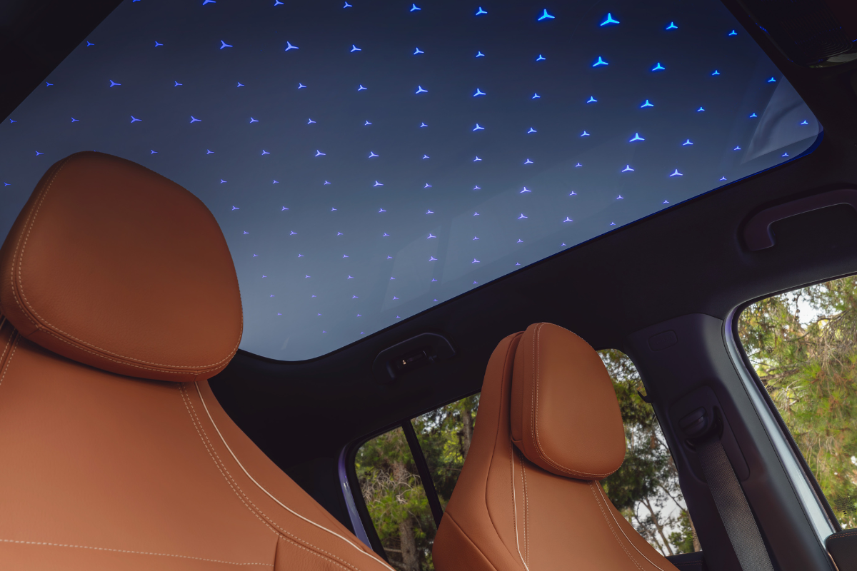 Panoramaglasstak med stjernehimmel i nye elektriske GLB fra Mercedes-Benz