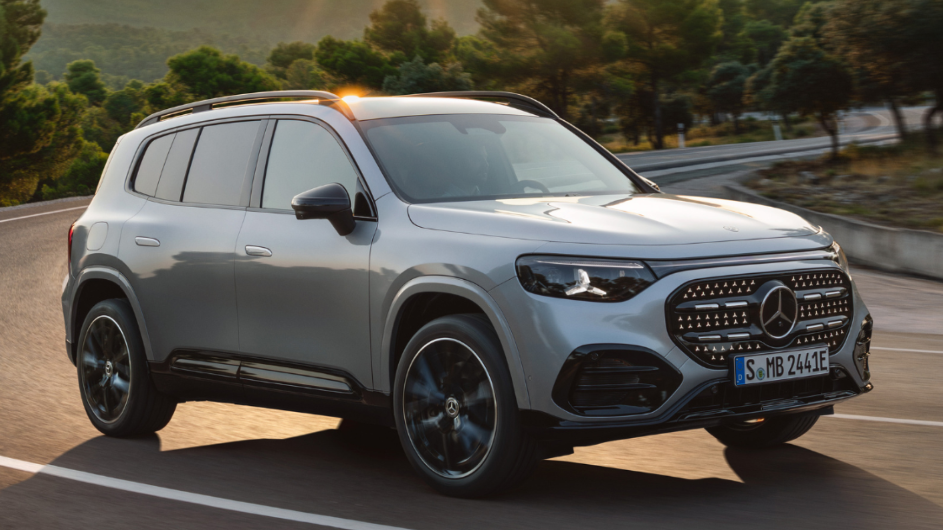 Mercedes-Benz GLB med EQ-teknologi i sølv grå metallic lakk