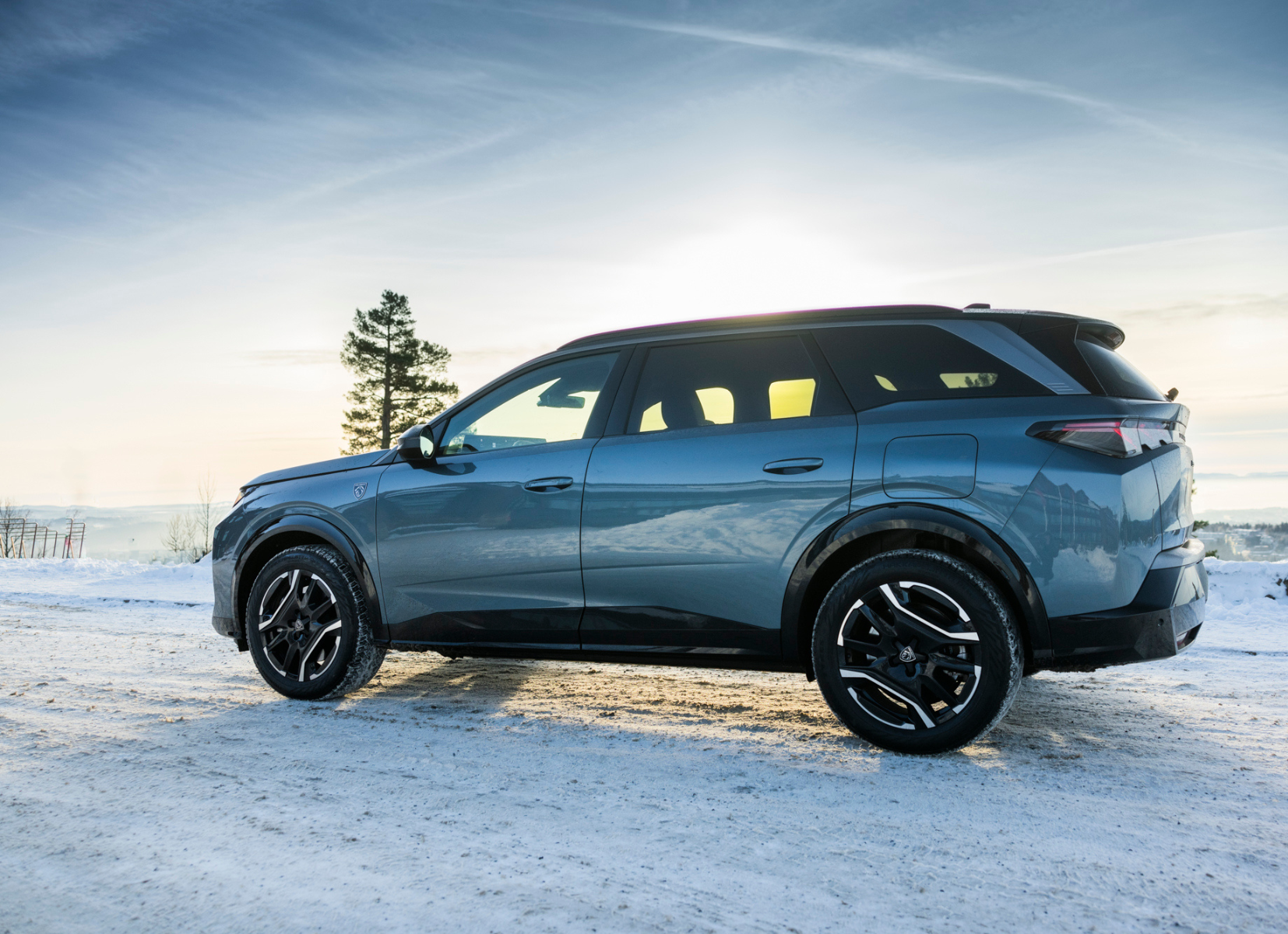 Peugeot E-5008 sett fra siden på vinterføre