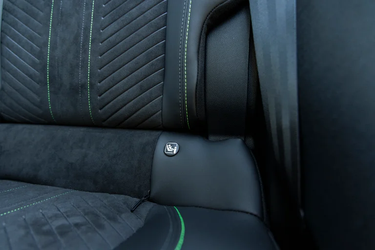 Peugeot E-2008 interiør isofix bakseter