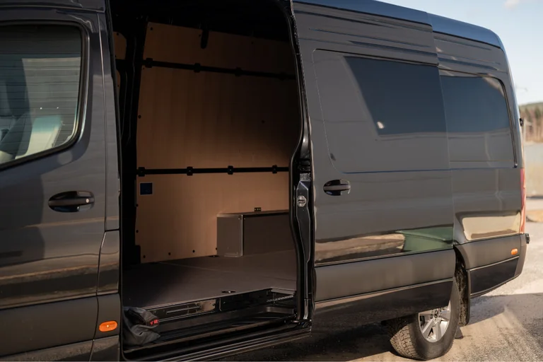 eSprinter med åpen skyvedør venstre side