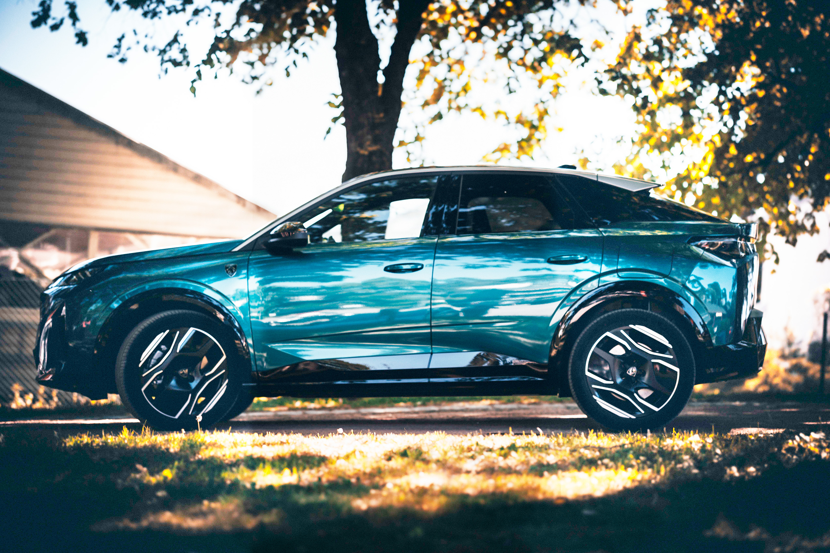 Peugeot E-3008 i blå metallic lakk sett fra siden