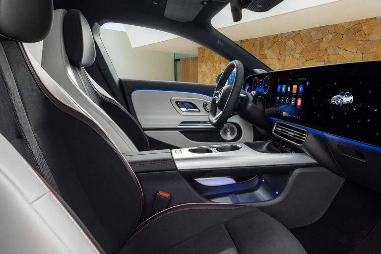 Mercedes-Benz CLA førerkupé med blå lysdetaljer