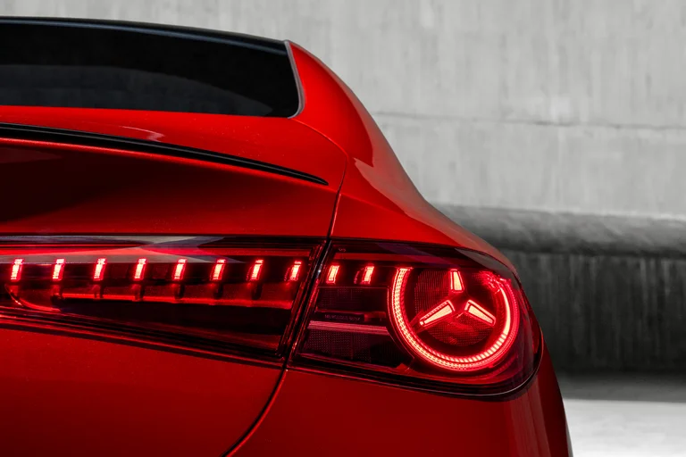 Nye Mercedes CLA i rød lakk baklykt-detaljer
