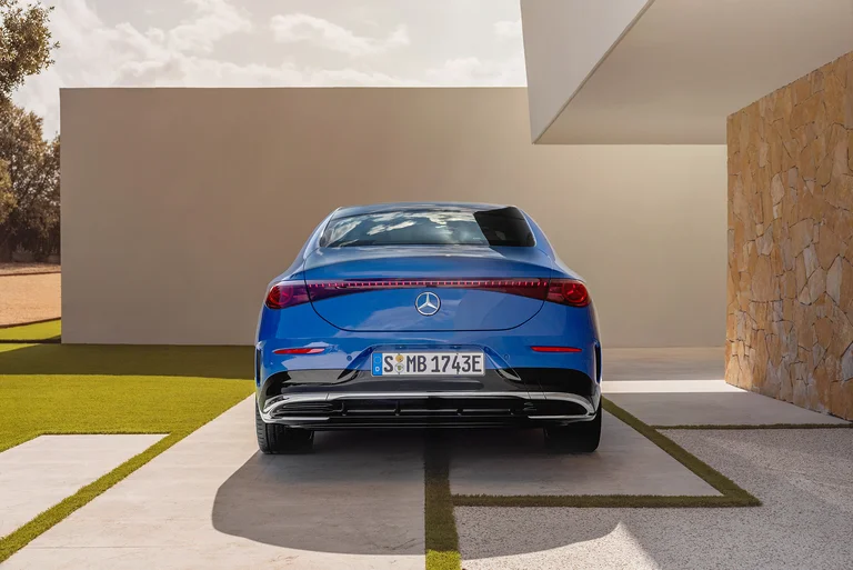 Mercedes-Benz CLA i blå lakk sett bakfra