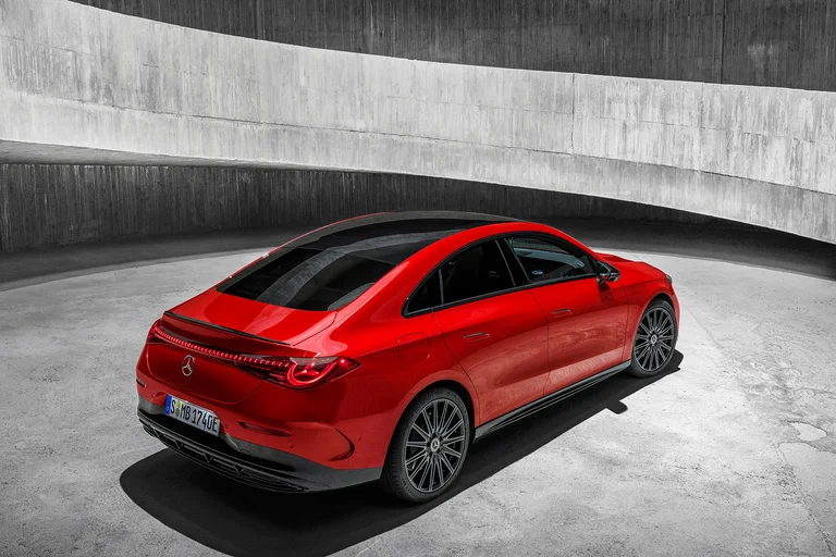 Mercedes-Benz CLA i rød lakk sett fra oven på skrå