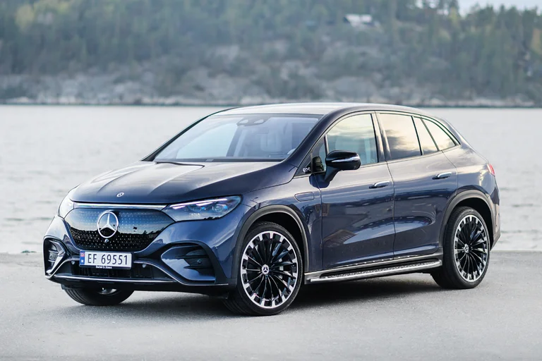EQE SUV i sodalite blue metallic lakk