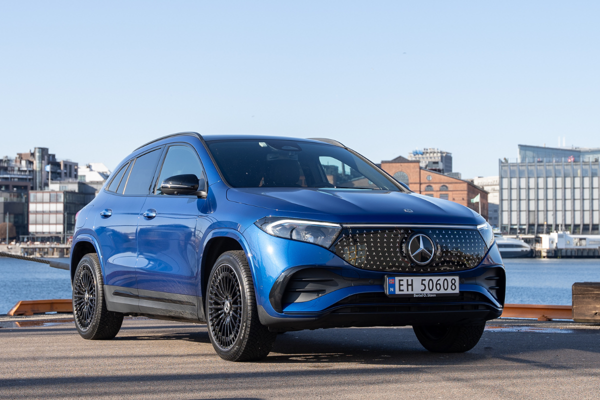 Blå EQA fra Mercedes-Benz