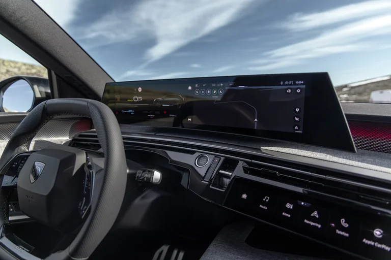 Peugeot E-5008 infotainment og panoramaskjerm