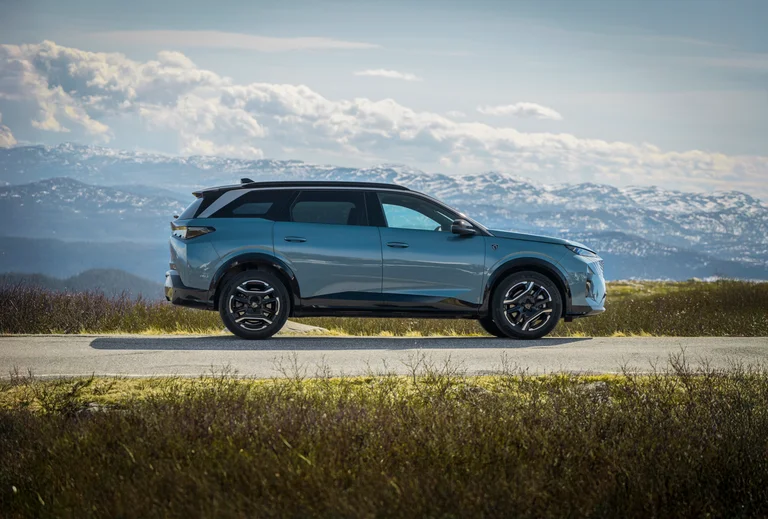 Peugeot E-5008 Long Range SUV sett fra siden